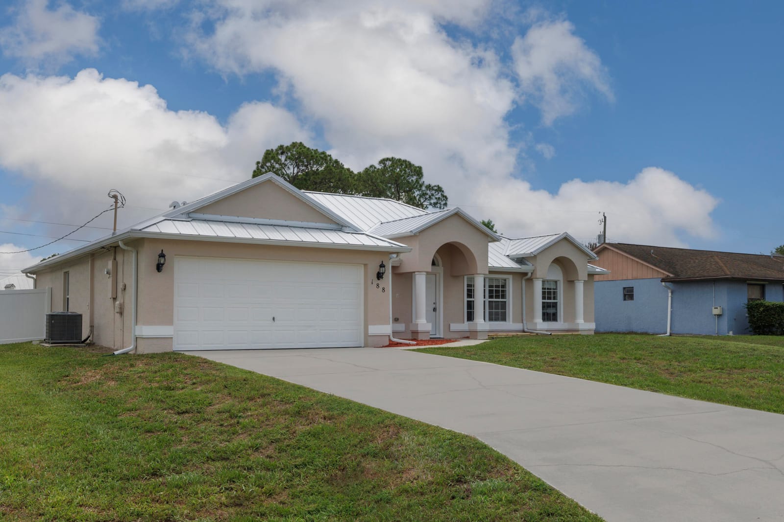 188 SW Klee Circle — photo 3