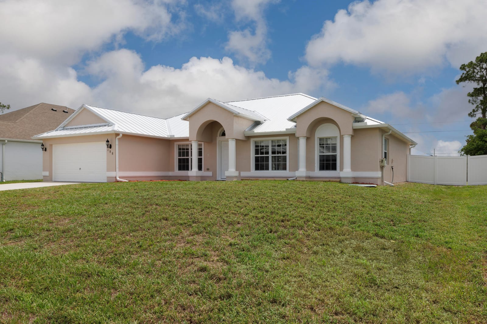 188 SW Klee Circle — photo 4