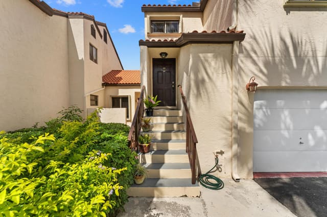 18 Vía De Casas Sur 205, Dos Lagos, Boynton Beach, FL