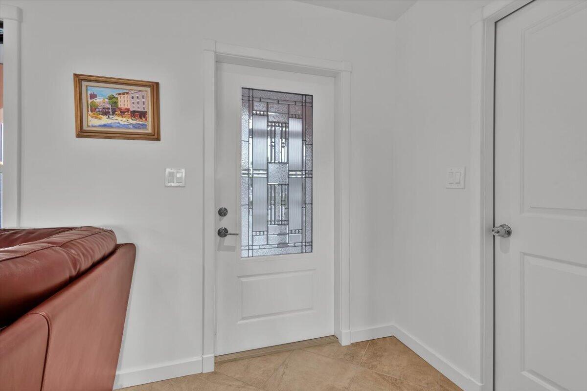 611 SE Harborview Drive — photo 8