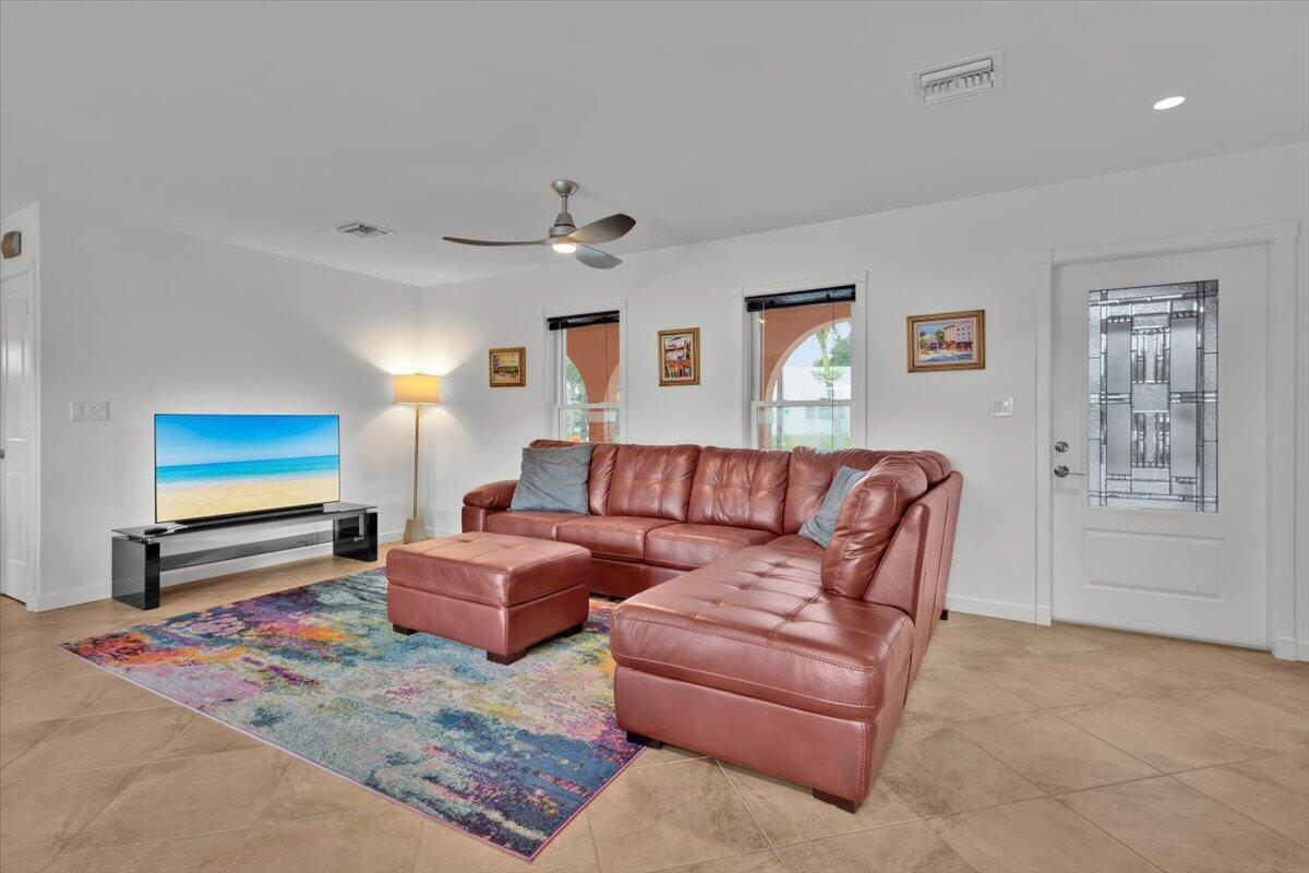 611 SE Harborview Drive — photo 9