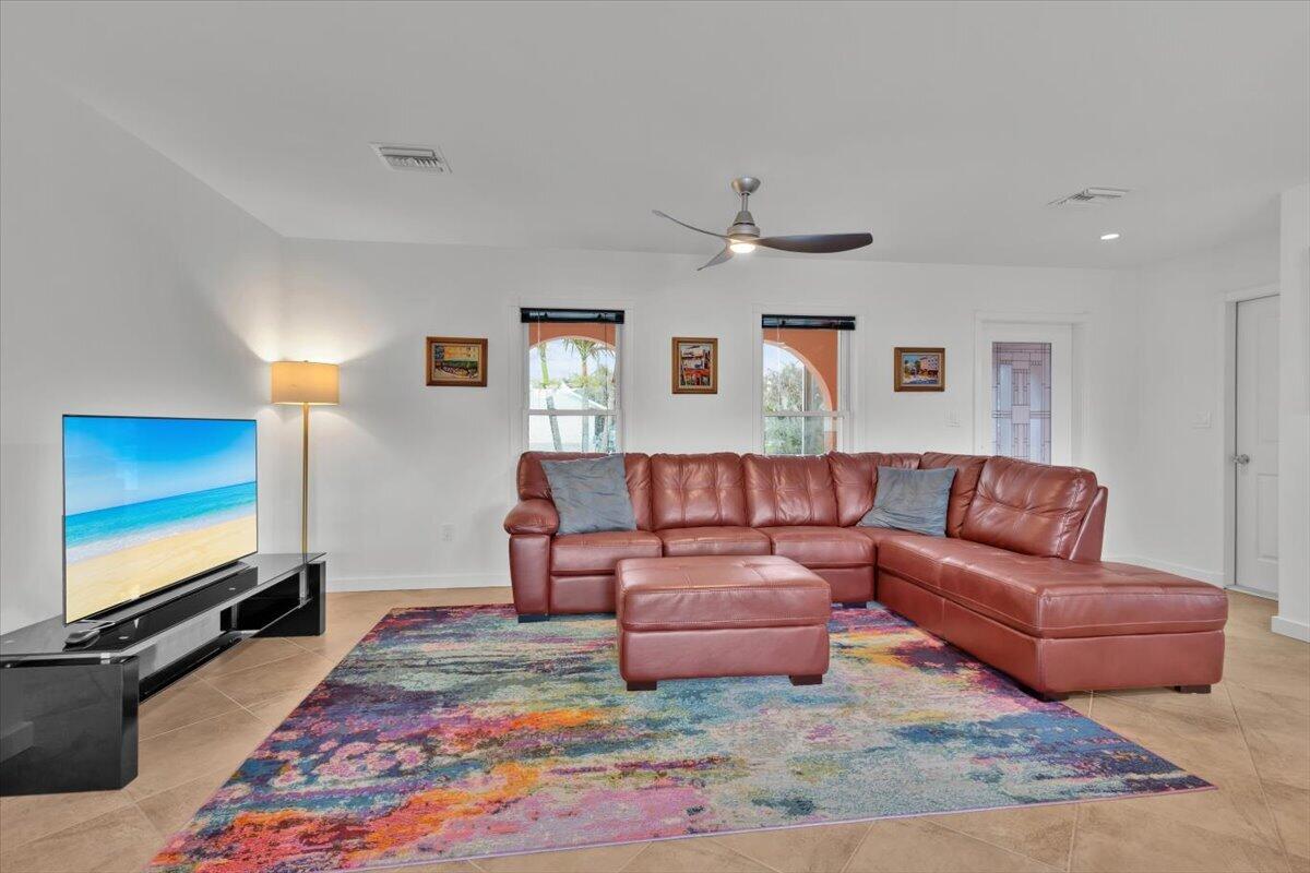 611 SE Harborview Drive — photo 10