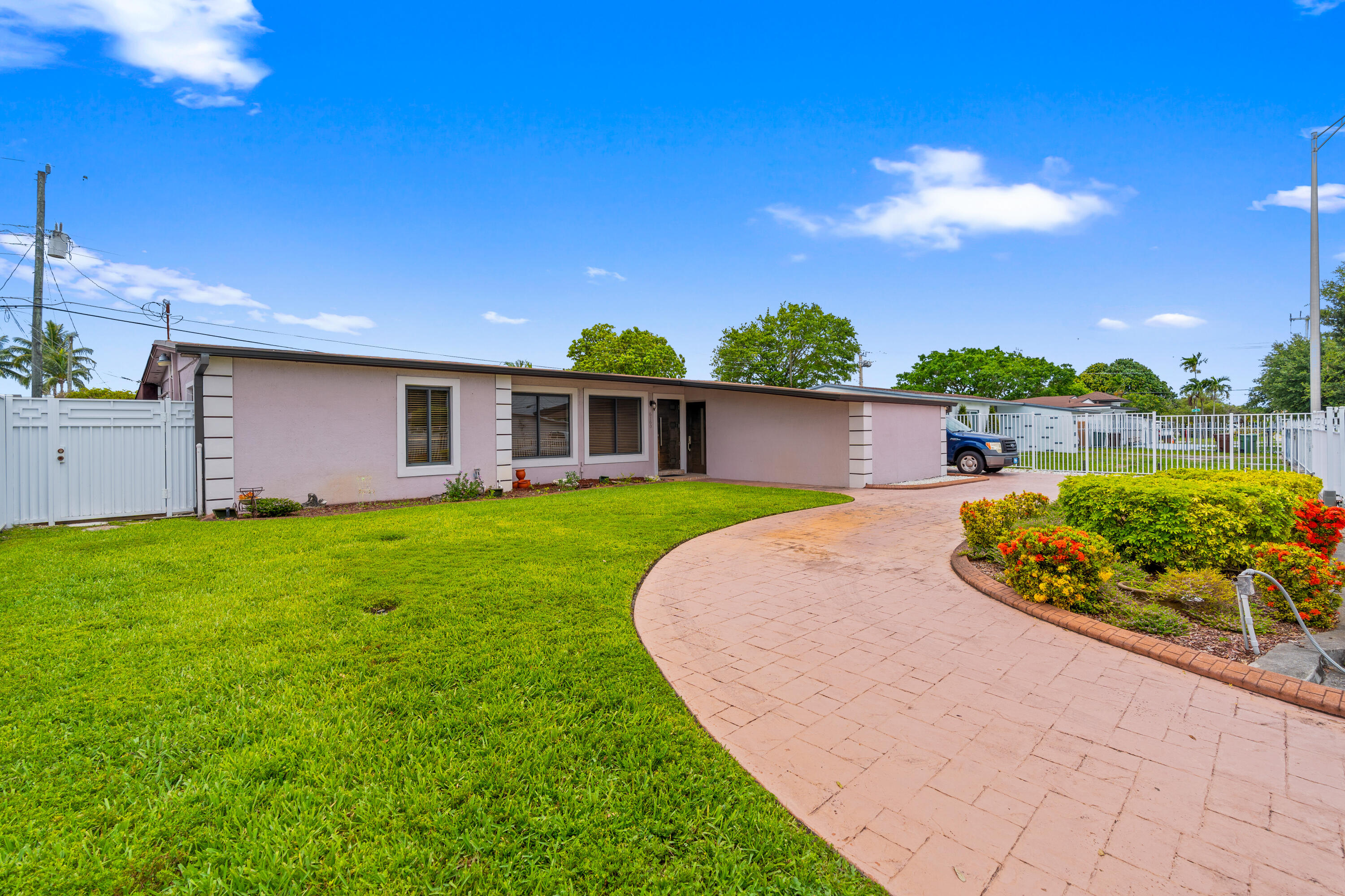 6160 W 14th Avenue, Hialeah, FL 33012