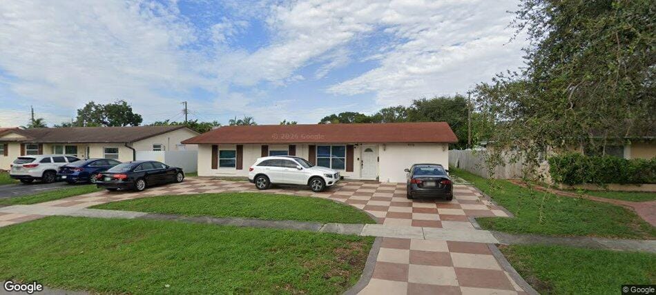 Pending home at 2220 N 47th Avenue, Hollywood, FL 33021