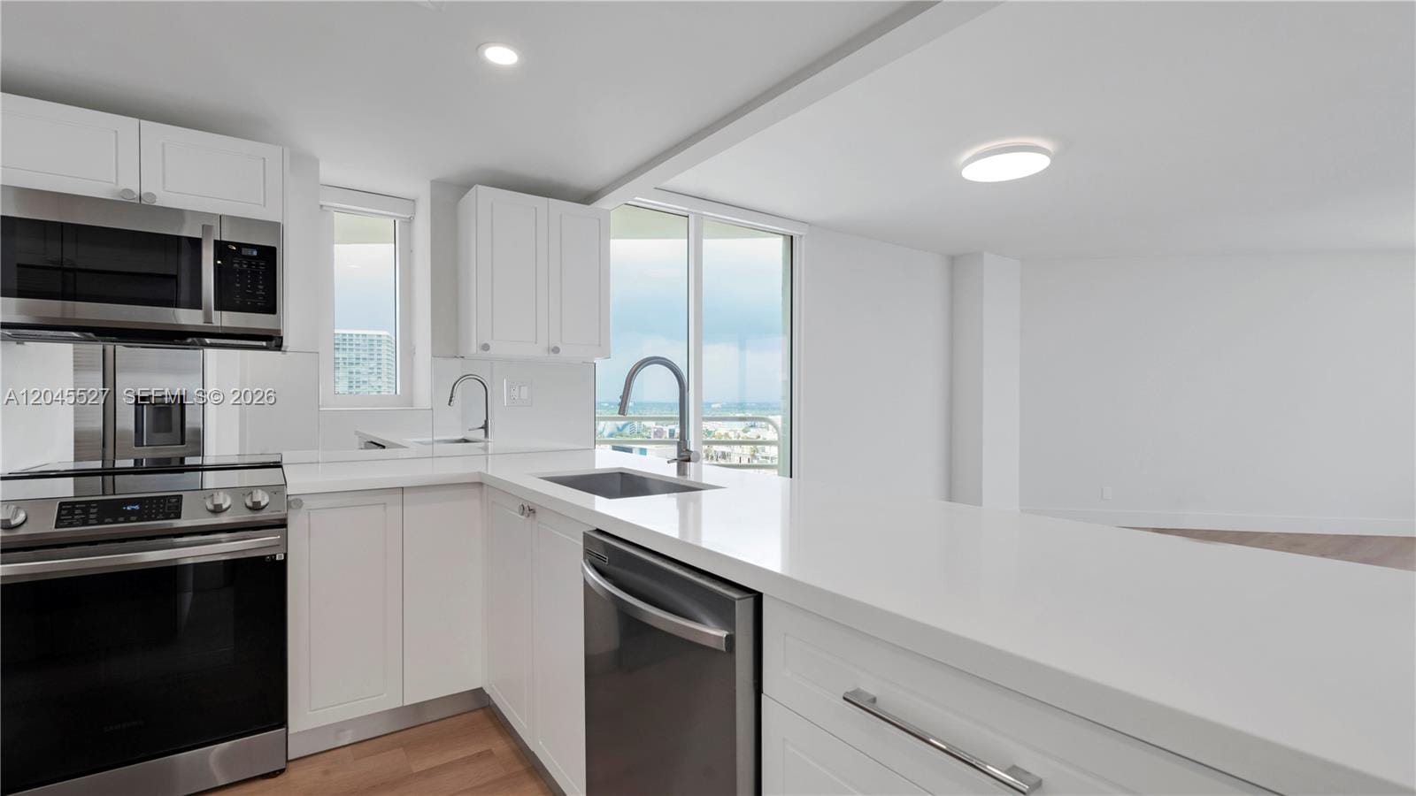 555 NE 34th Street 1810 — photo 8