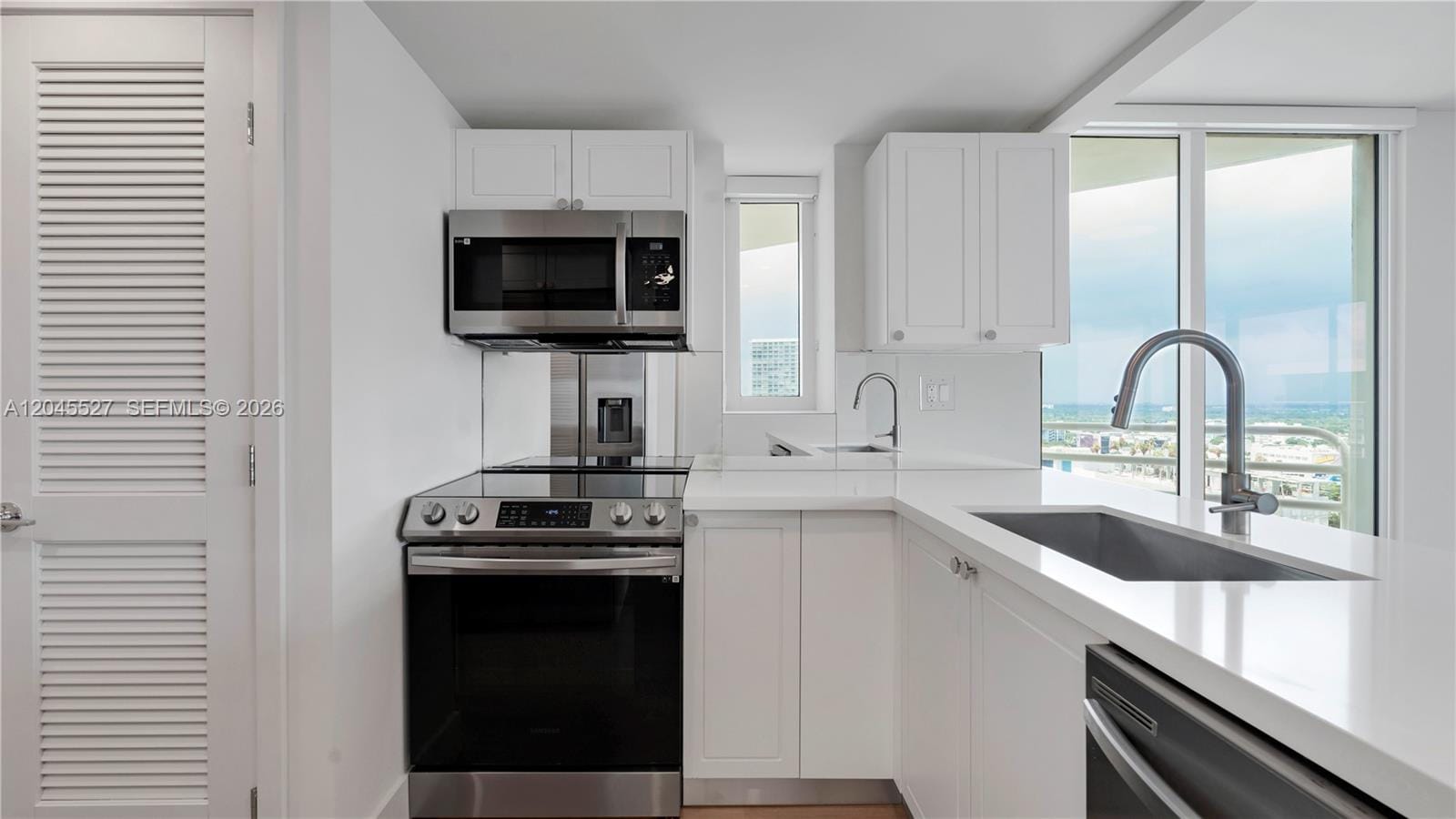 555 NE 34th Street 1810 — photo 9