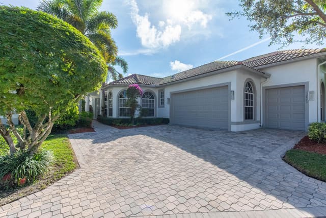 2443 Players Court, Wellington, FL 33414