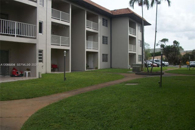 13900 Lake Placid Court A24, Miami Lakes, FL 33014