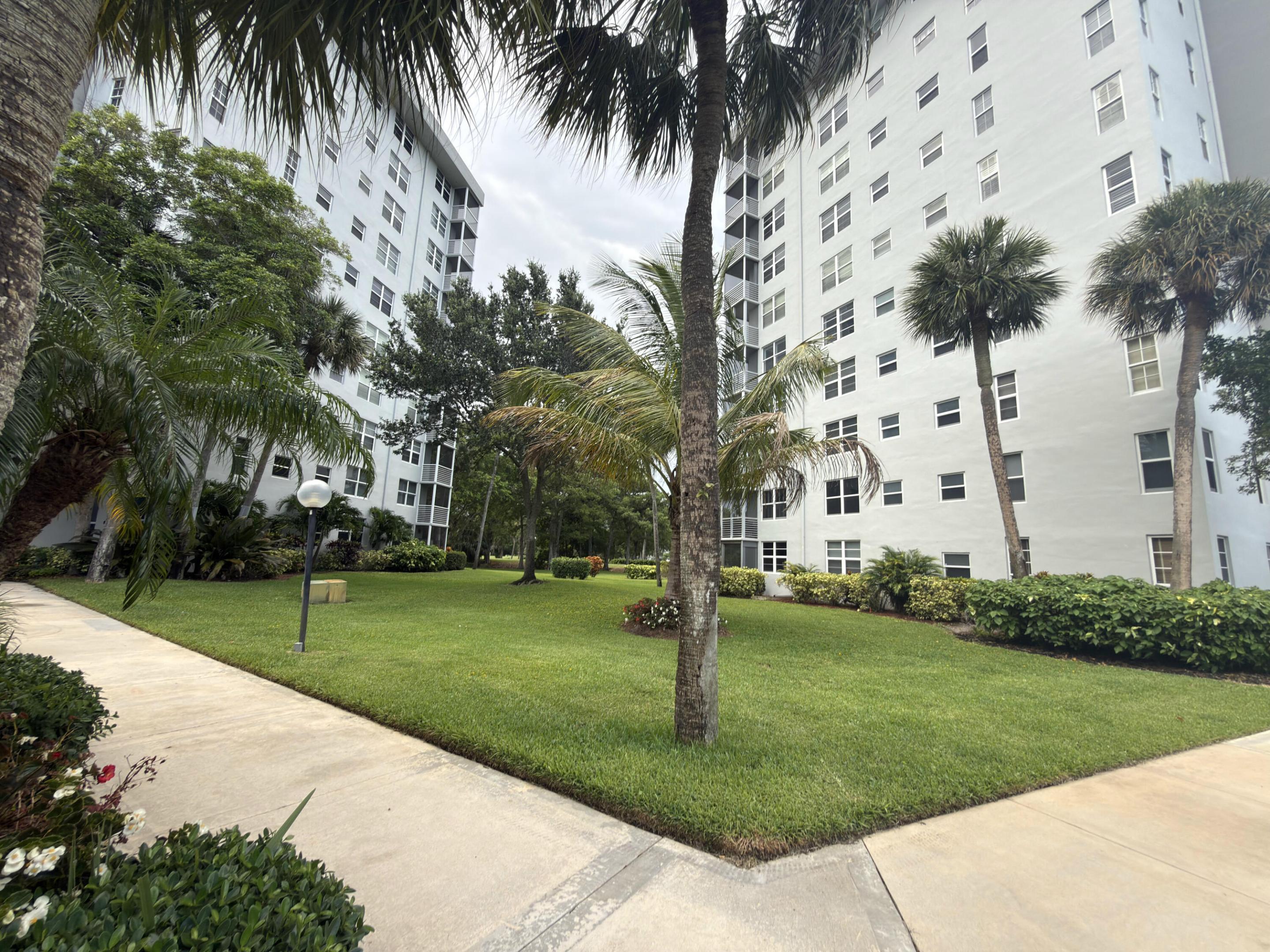 Pending home at 625 Oaks Drive 305, Pompano Beach, FL 33069