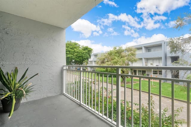 9369 Fontainebleau Boulevard J225, Miami, FL 33172
