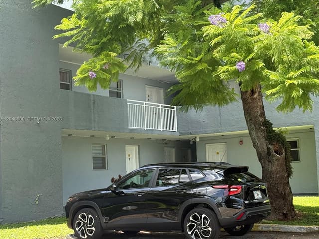 9371 Fontainebleau Boulevard I208, Miami, FL 33172