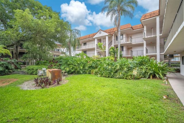 4720 SW 62nd Way 103, Davie, FL 33314