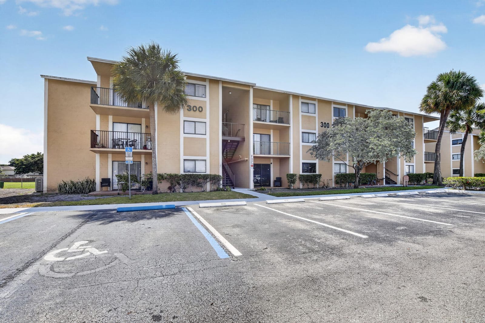 300 Palm Circle W 106, Pembroke Pines, FL 33025