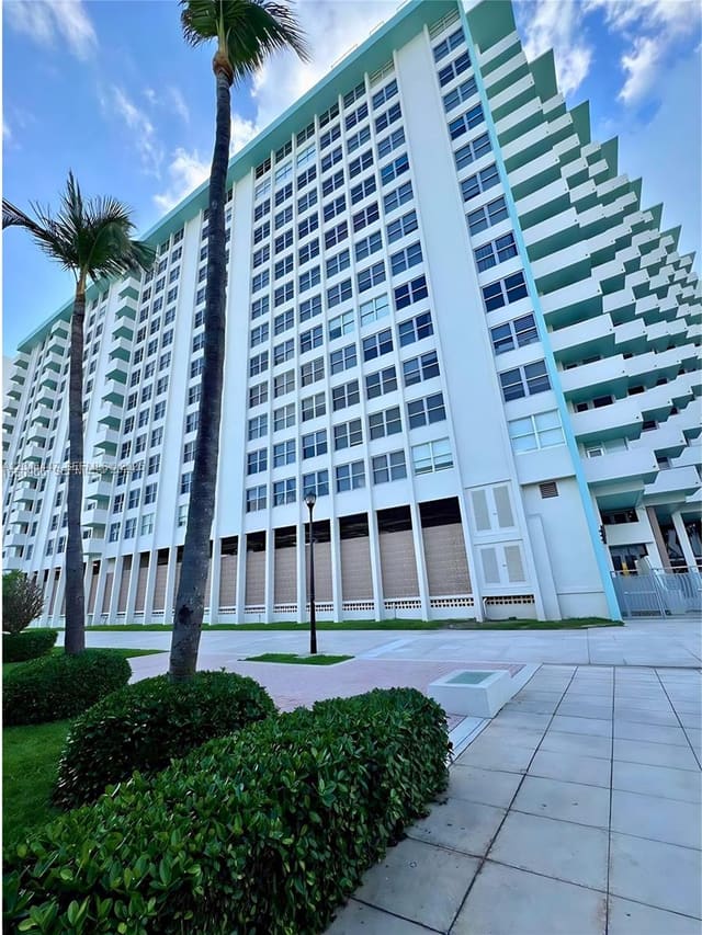 2899 Collins Avenue 905, Miami Beach, FL 33140