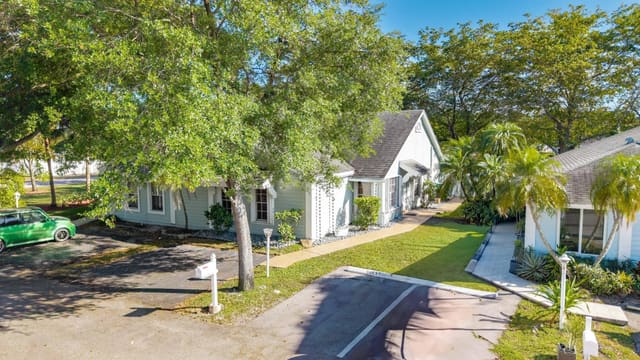 11110 SW 9th Place, Davie, FL 33324