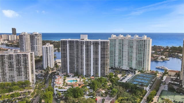 20281 E Country Club Drive 407, Hamptons West, Aventura, FL