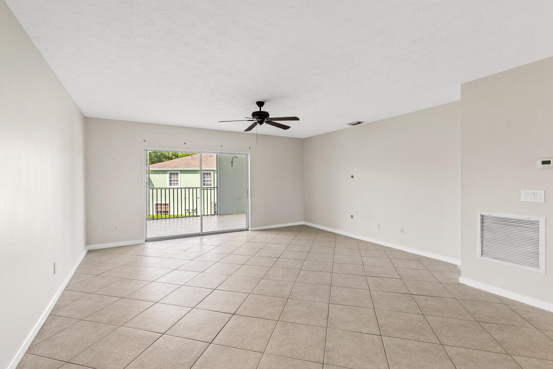 2127 SE Wild Meadow Circle — photo 11