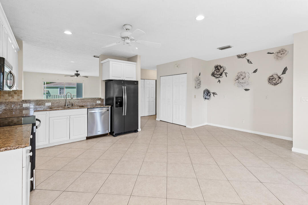 2127 SE Wild Meadow Circle — photo 9