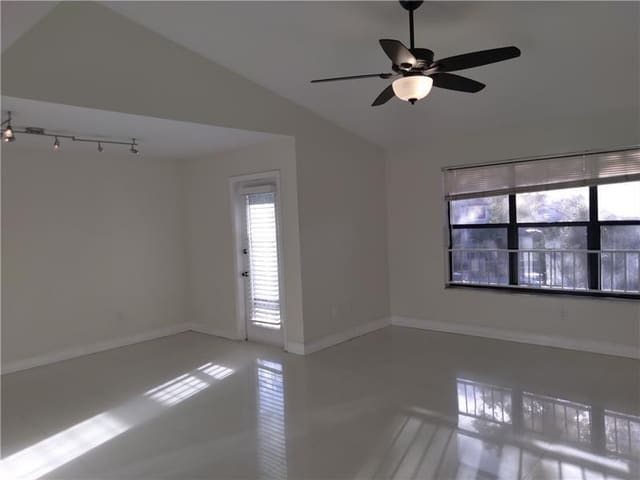 4261 W Mcnab Road 32, Pompano Beach, FL 33069