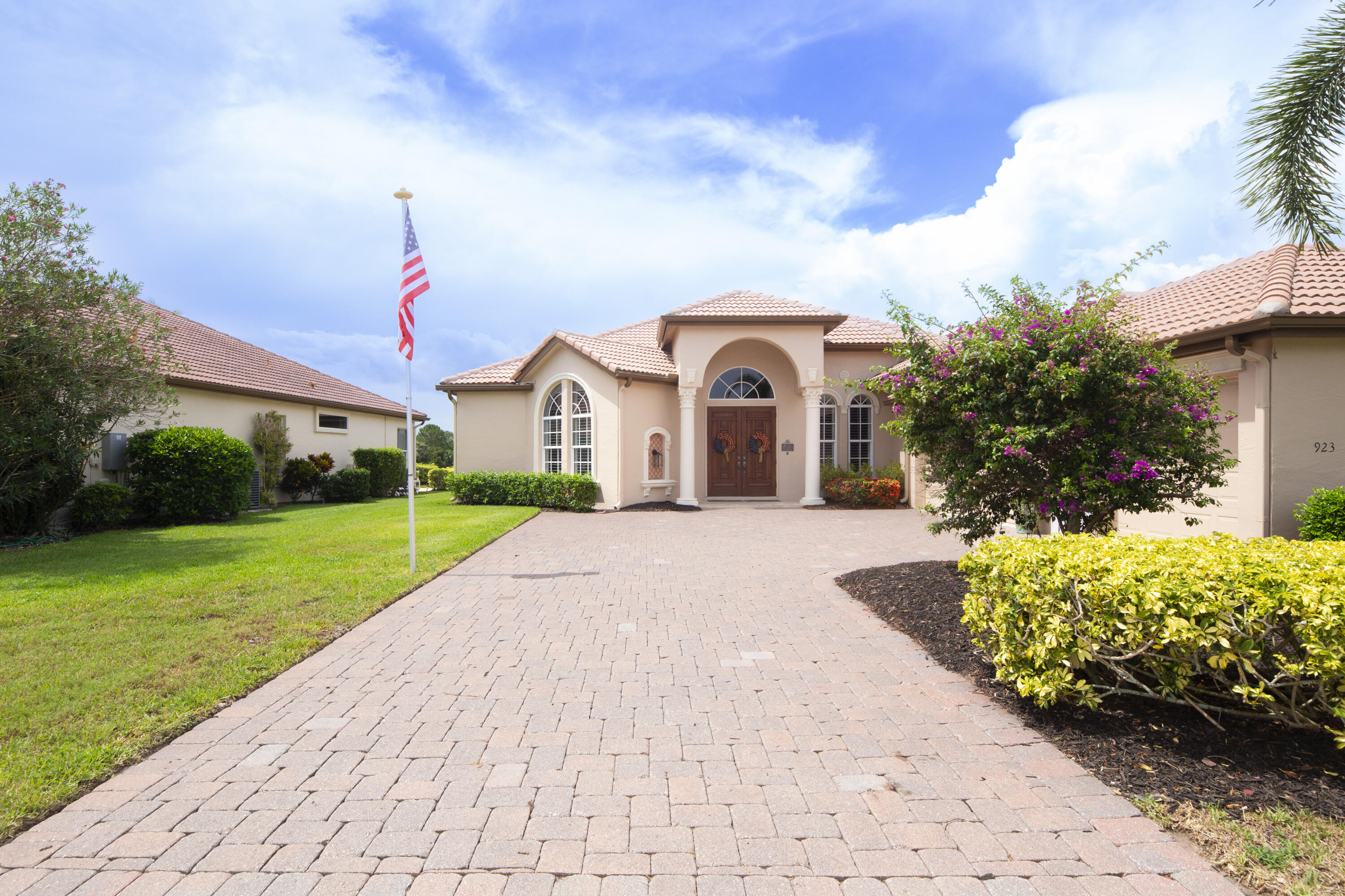 923 SW Grand Reserves Boulevard — photo 2