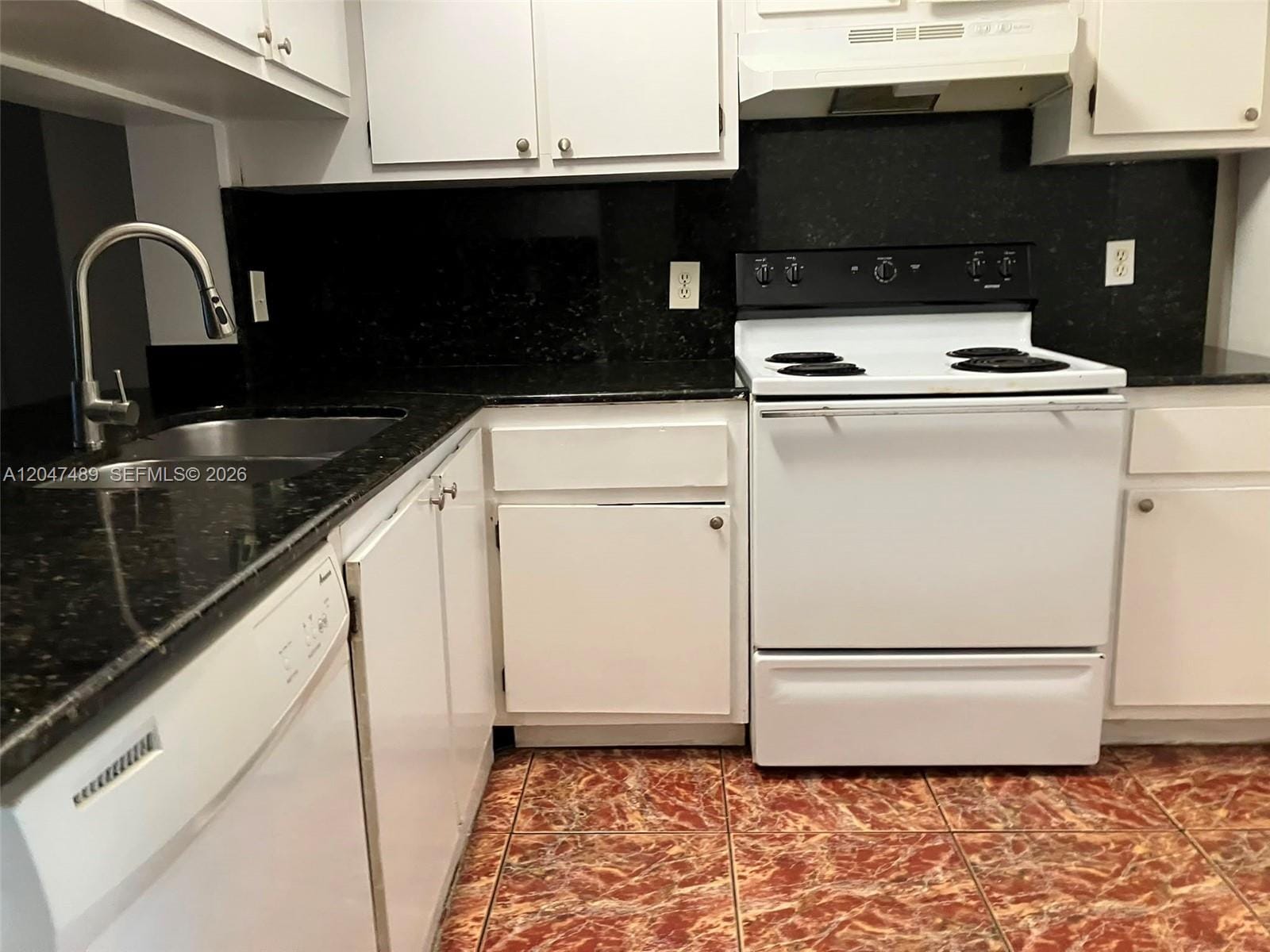 204 Lake Pointe Drive 208 — photo 4