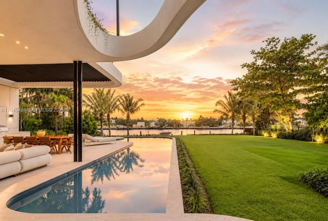 1015 S Southlake Drive, Hollywood, FL 33019