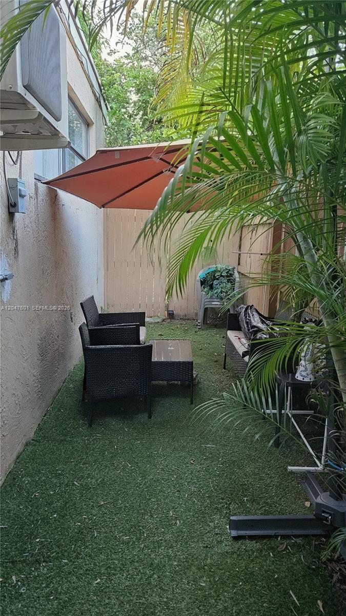 965 NE 146th Street Side Room, North Miami, FL 33161