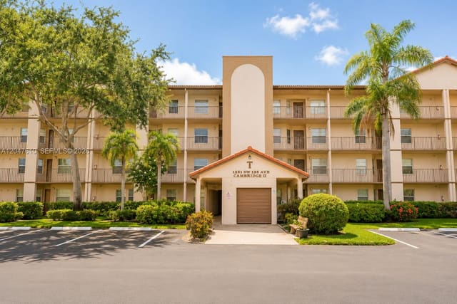 1251 SW 125th Avenue 402T, Cambridge At Century Vill, Pembroke Pines, FL