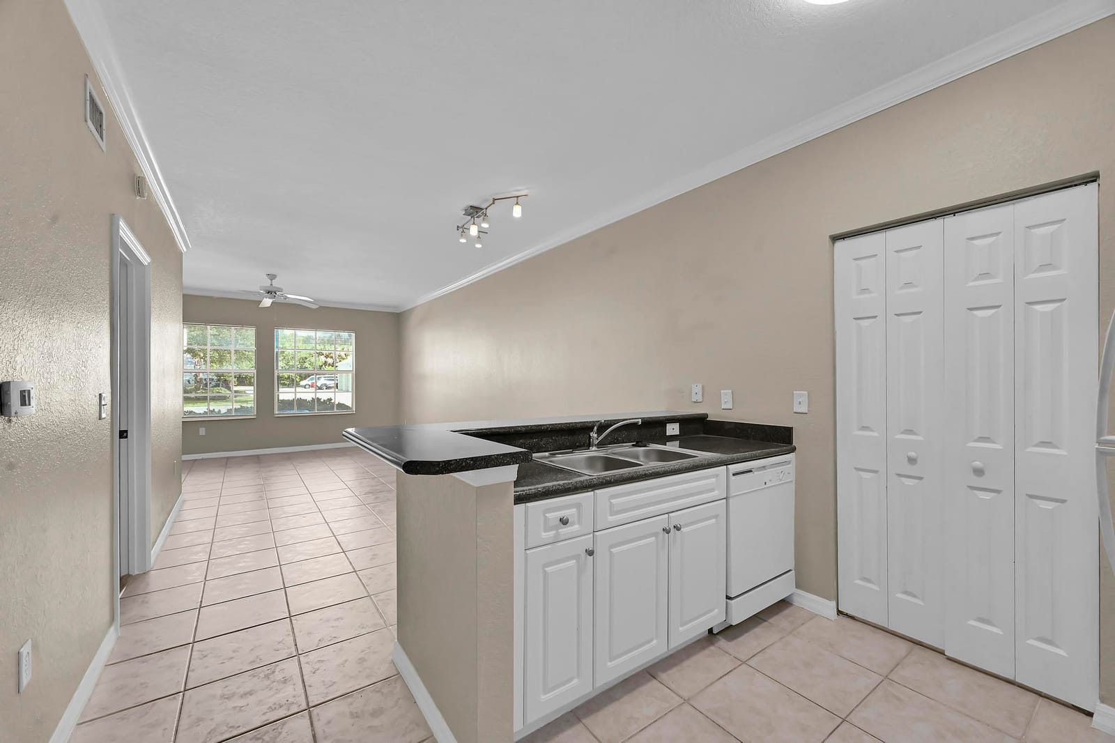 196 SE Kitching Circle — photo 2