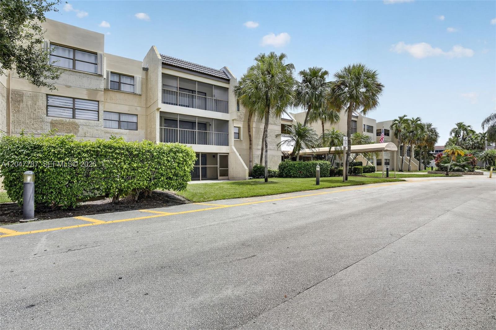 220 Lakeview Drive 210, Weston, FL 33326
