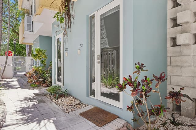 204 Washington Avenue 13, Miami Beach, FL 33139