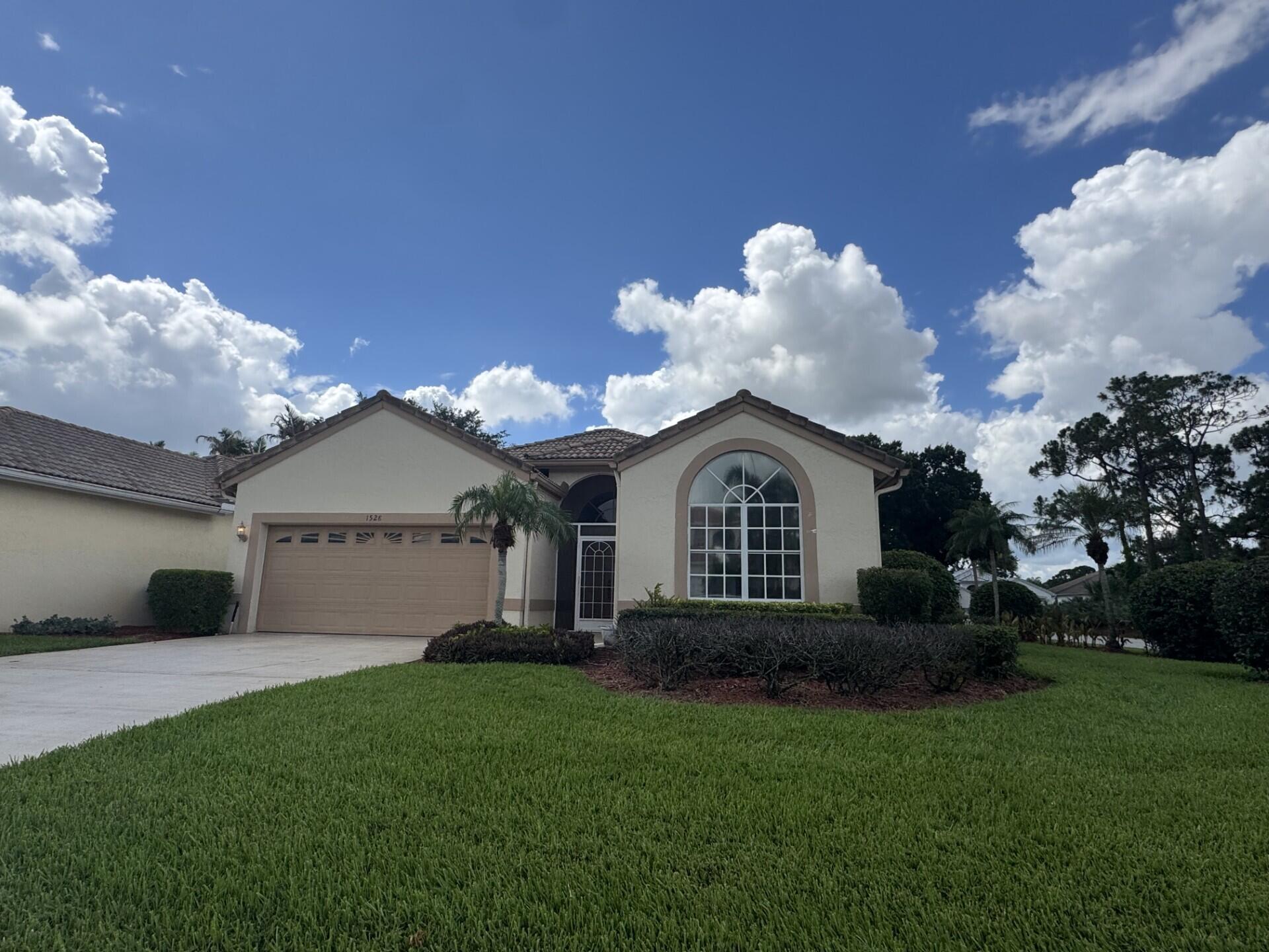 1528 SE Holyrood Lane