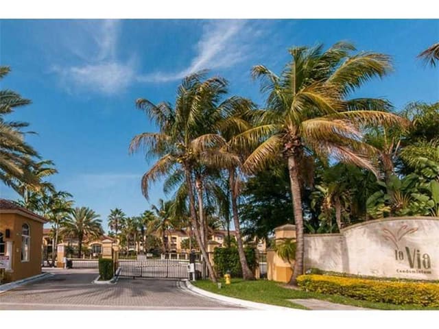 9620 NW 2nd Street 7-201, La Via, Pembroke Pines, FL
