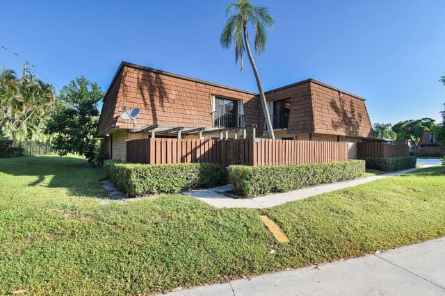 2406 24th Lane, Sherwood Lakes, Greenacres, FL