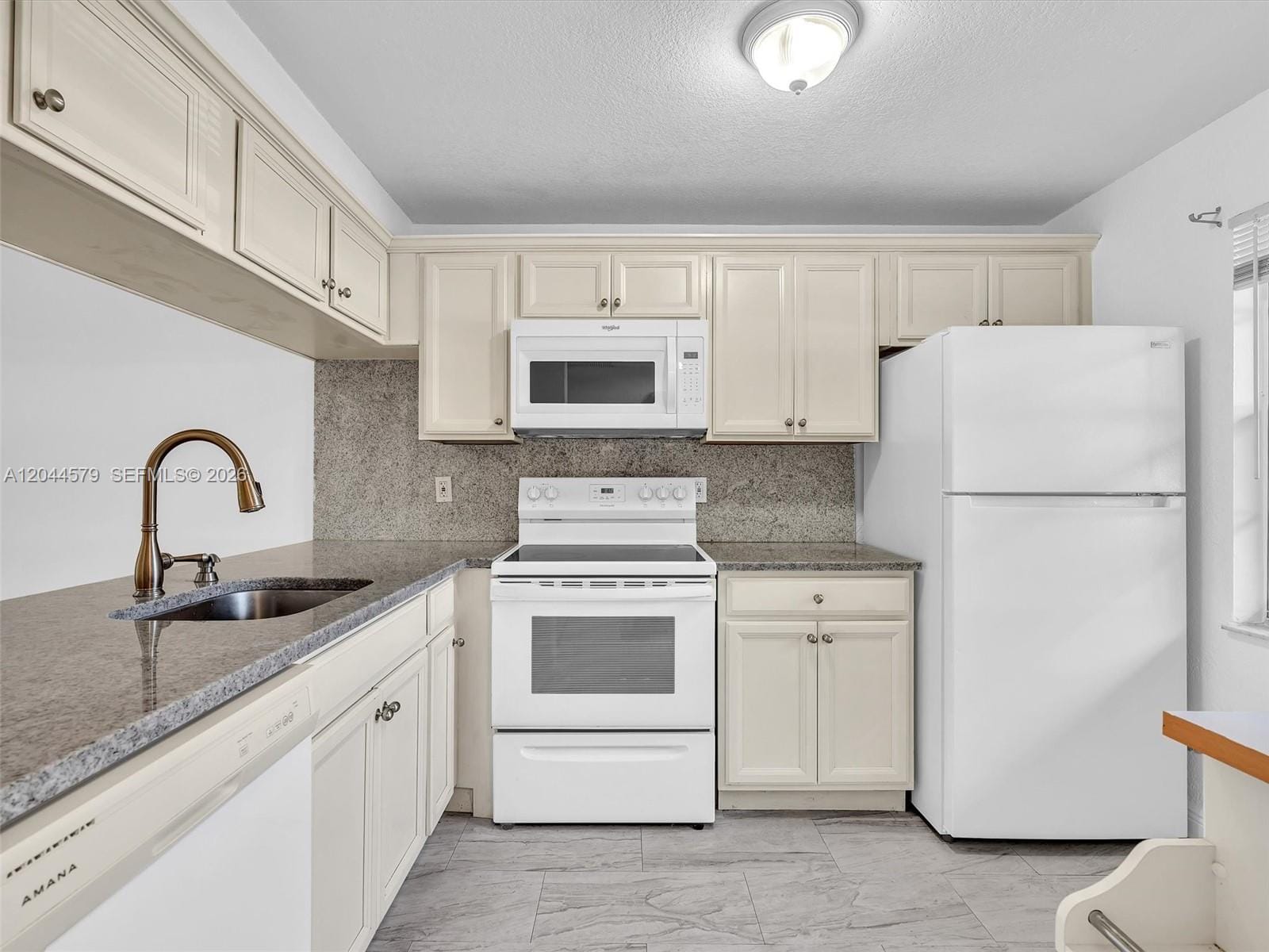 1212 SE Bahama Bend G1 — photo 8