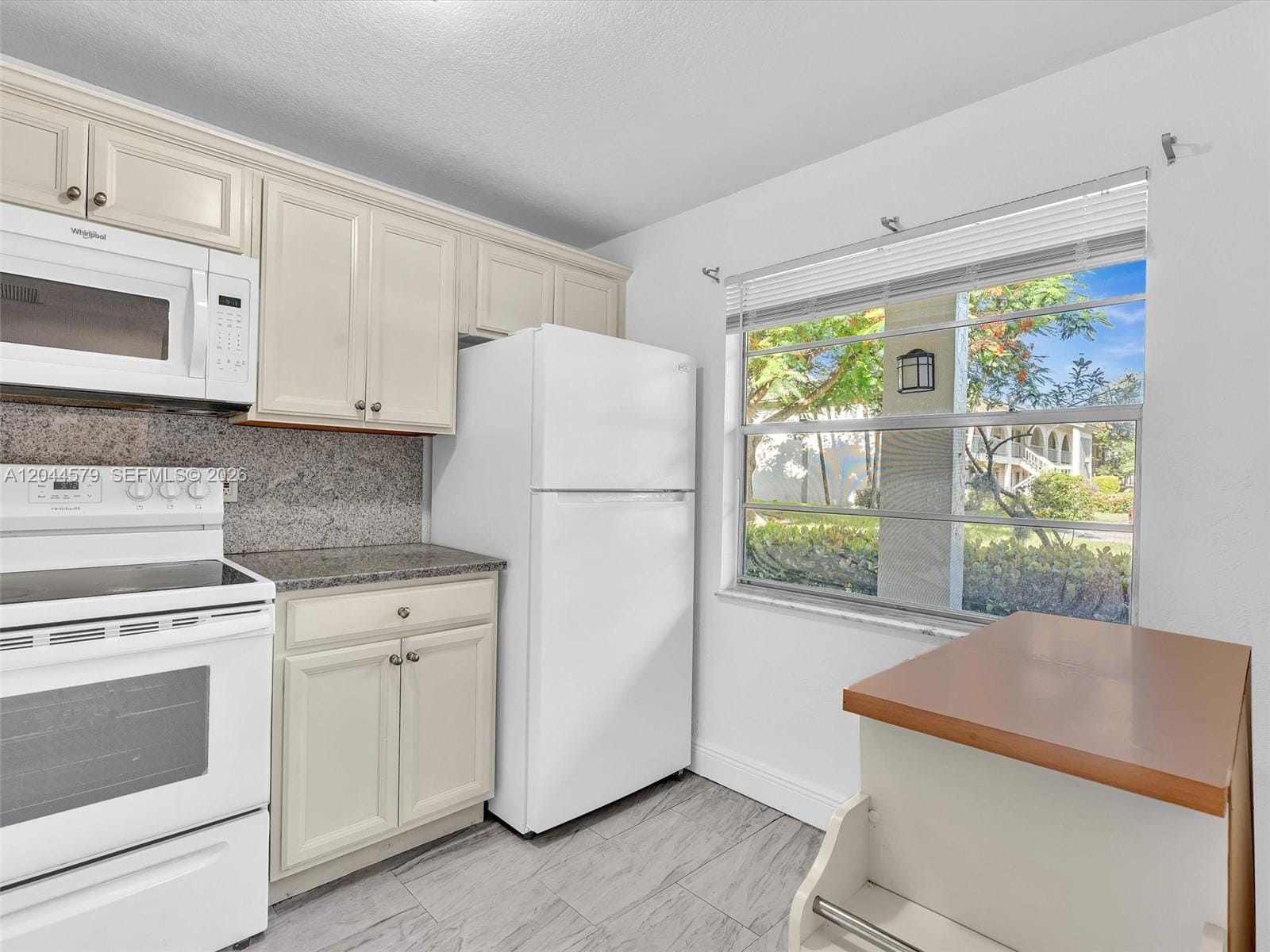 1212 SE Bahama Bend G1 — photo 9