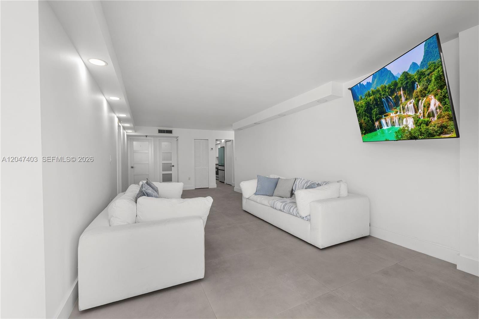 2457 Collins Avenue 201 — photo 2