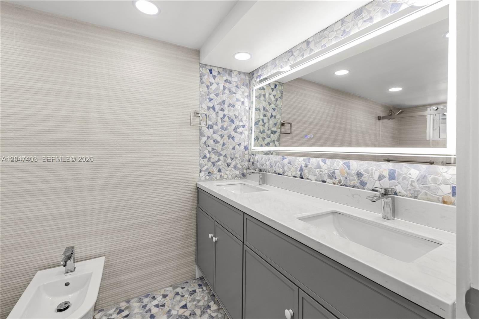 2457 Collins Avenue 201 — photo 9