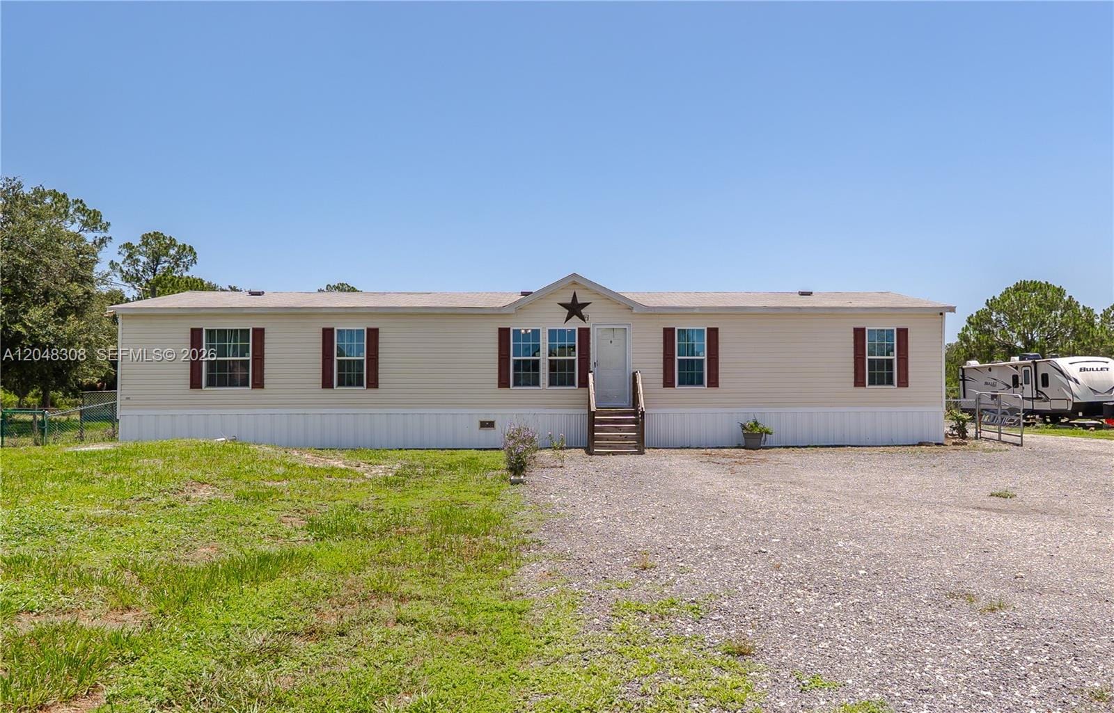 585 S Lindero Street, Clewiston, FL 33440 photo 2