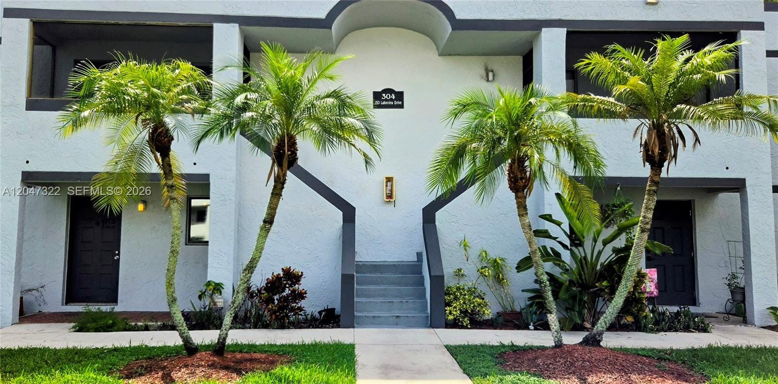 153 Lakeview Drive 104, Weston, FL 33326