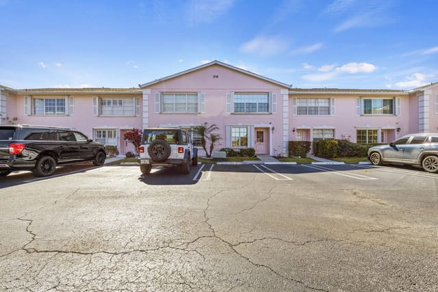 218 Foxtail Drive B, Greenacres, FL 33415