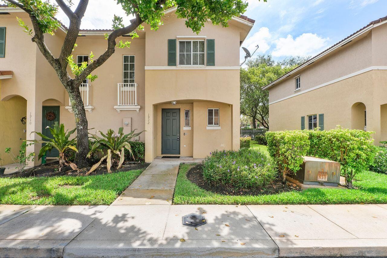 1912 SW 60th Avenue — photo 3