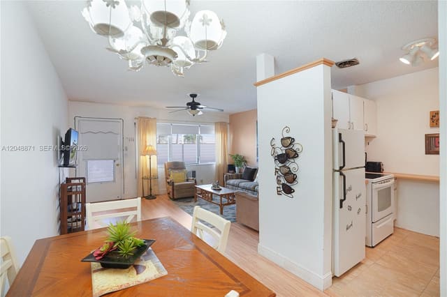 820 SW 11th Avenue 18B, Hallandale Beach, FL 33009