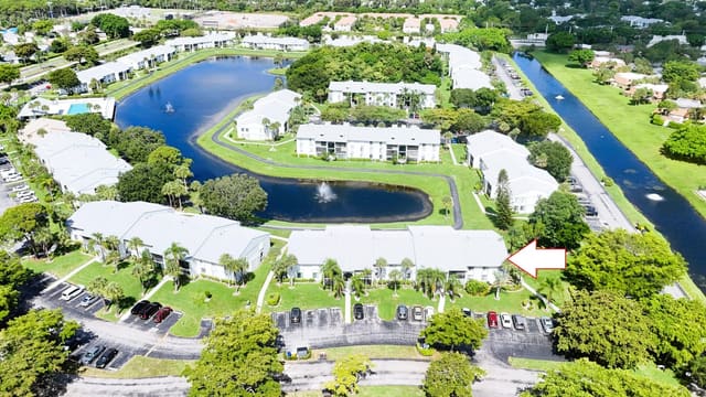 1013 Green Pine Boulevard H2, Palm Club Village, West Palm Beach, FL