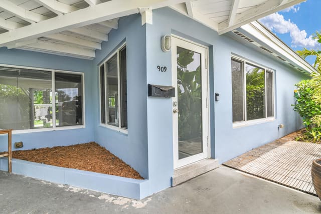 909 SE 16 Place, Deerfield Beach, FL 33441