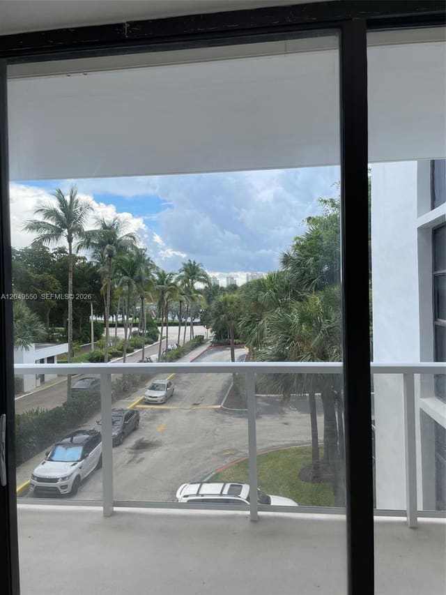 3731 N Country Club Drive 323, Aventura, FL 33180