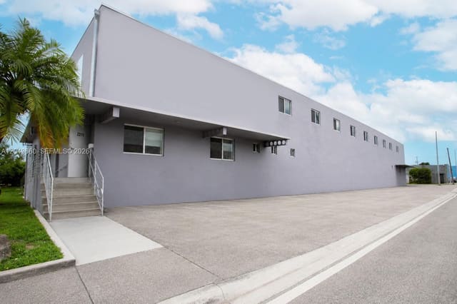 2290 W 8th Avenue, Hialeah, FL 33010