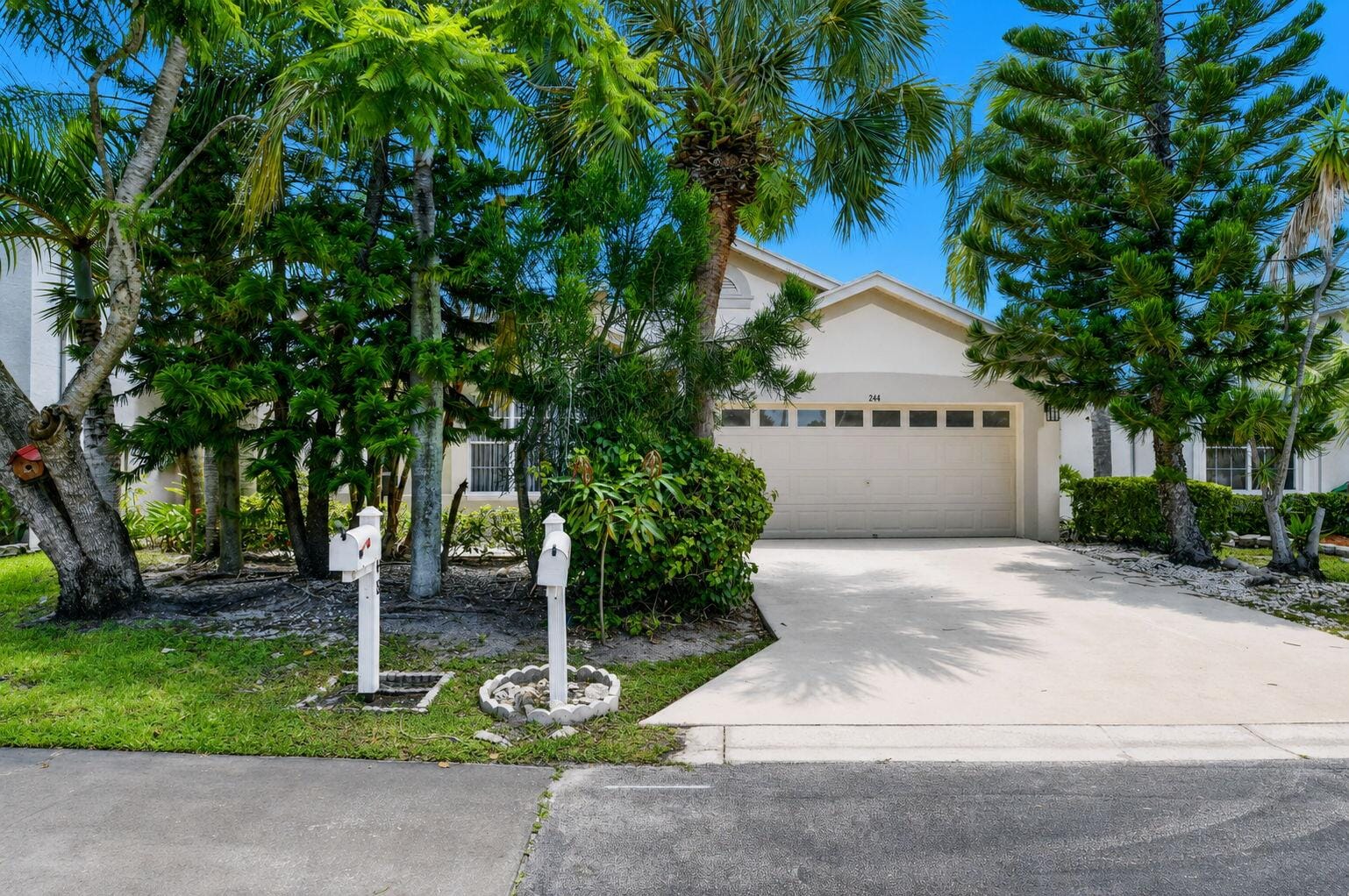 Pending home at 244 Trails End, Greenacres, FL 33413