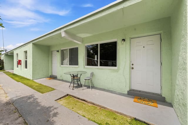 166 SW 3rd Street A-d, Carver Heights, Deerfield Beach, FL