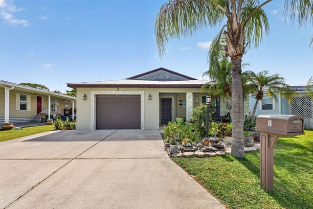 11 SE Flamenco Way, Spanish Lakes One Leasehold Estates, Port St. Lucie, FL
